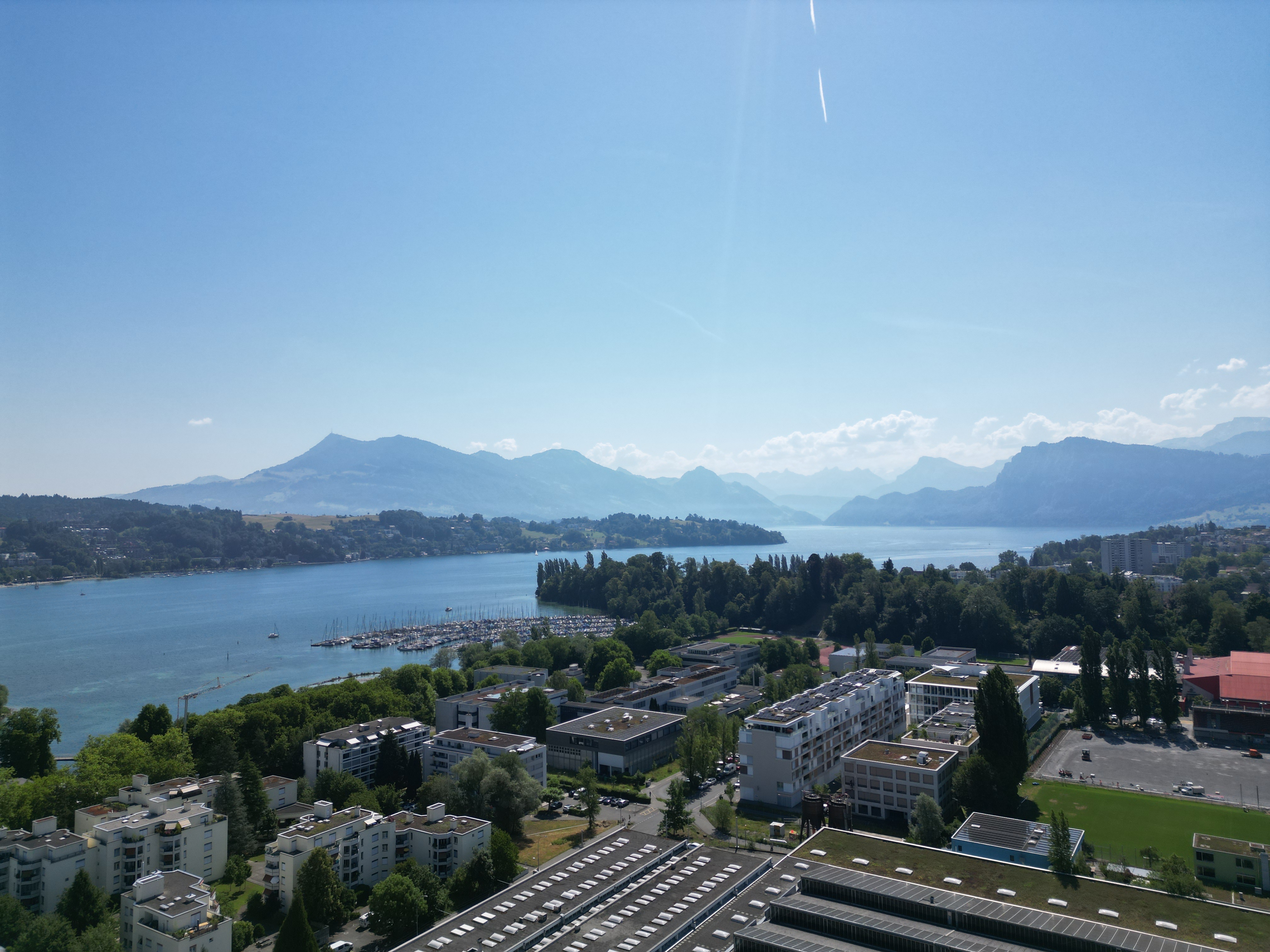 Seeblick mit Bergen und Stadtpanorama