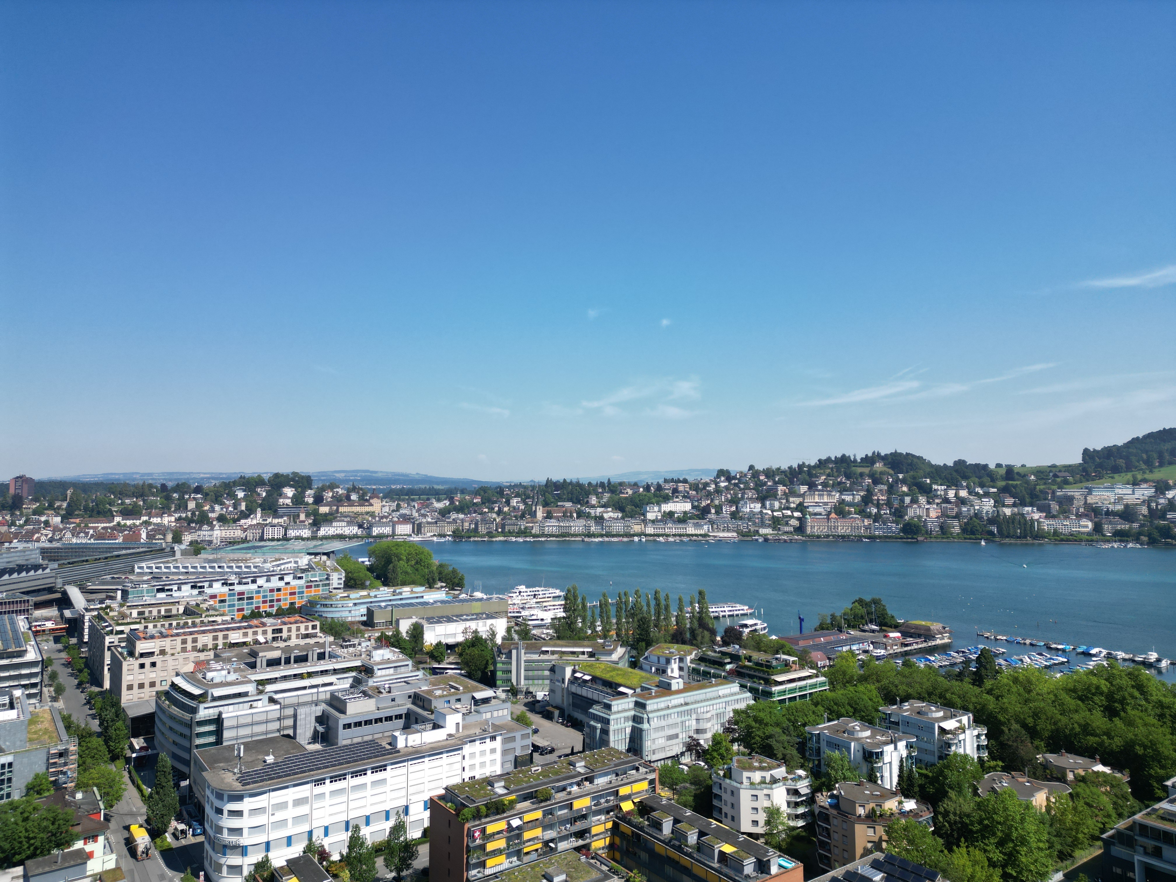 Stadt- und Seeblick aus erhöhter Perspektive
