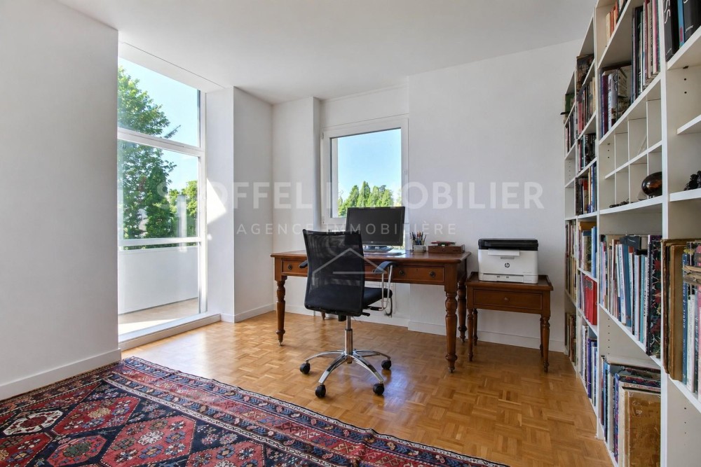 Arbeitszimmer mit Balkonblick