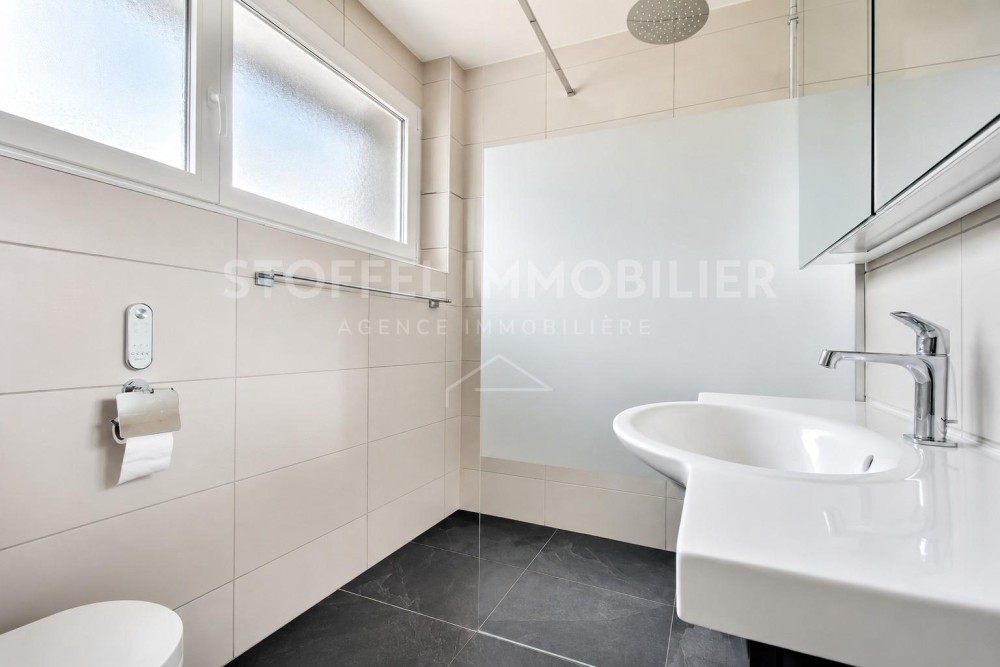 Modernes Badezimmer mit Tageslicht