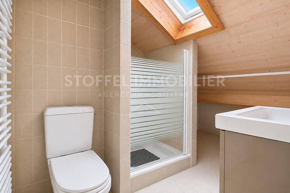 Hell ausgebautes Dachbad mit Dusche, WC und Waschbecken