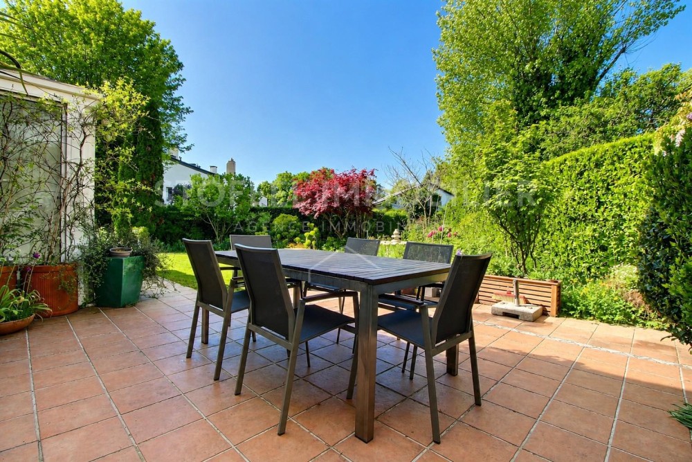 Terrasse mit Gartenmöbeln