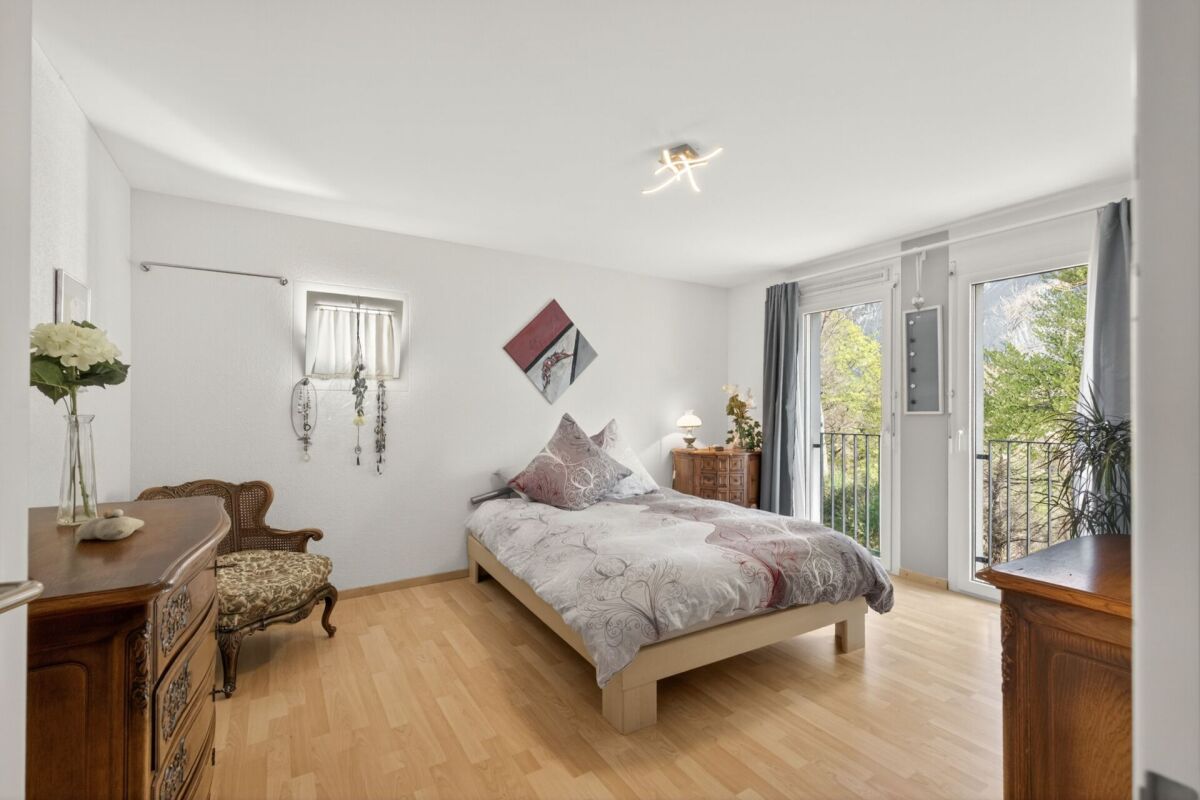 Helles Schlafzimmer mit Balkonzugang