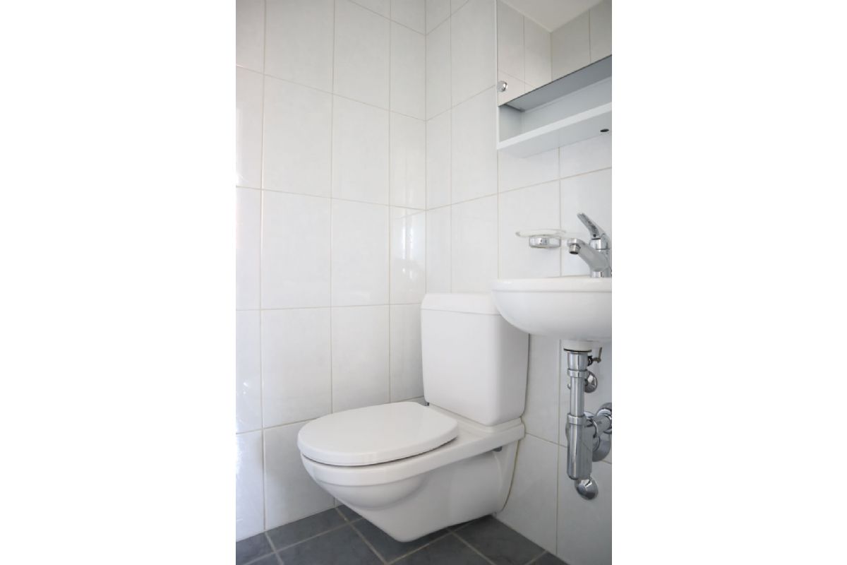Gäste-WC mit Wand-WC und kleinem Waschbecken