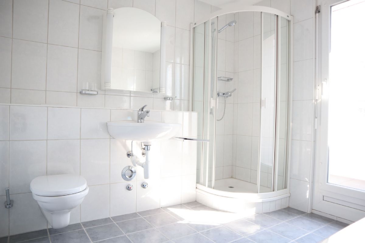 Helles Badezimmer mit Dusche und WC