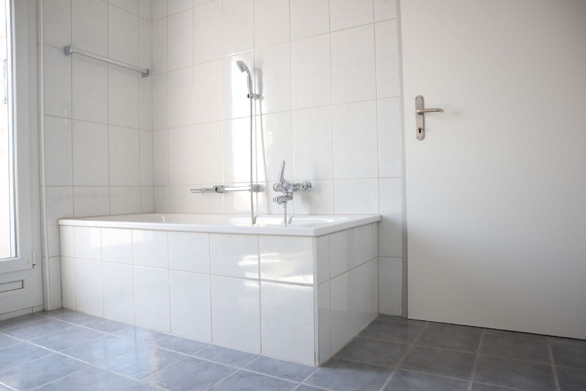 Badezimmer mit Badewanne und Dusche