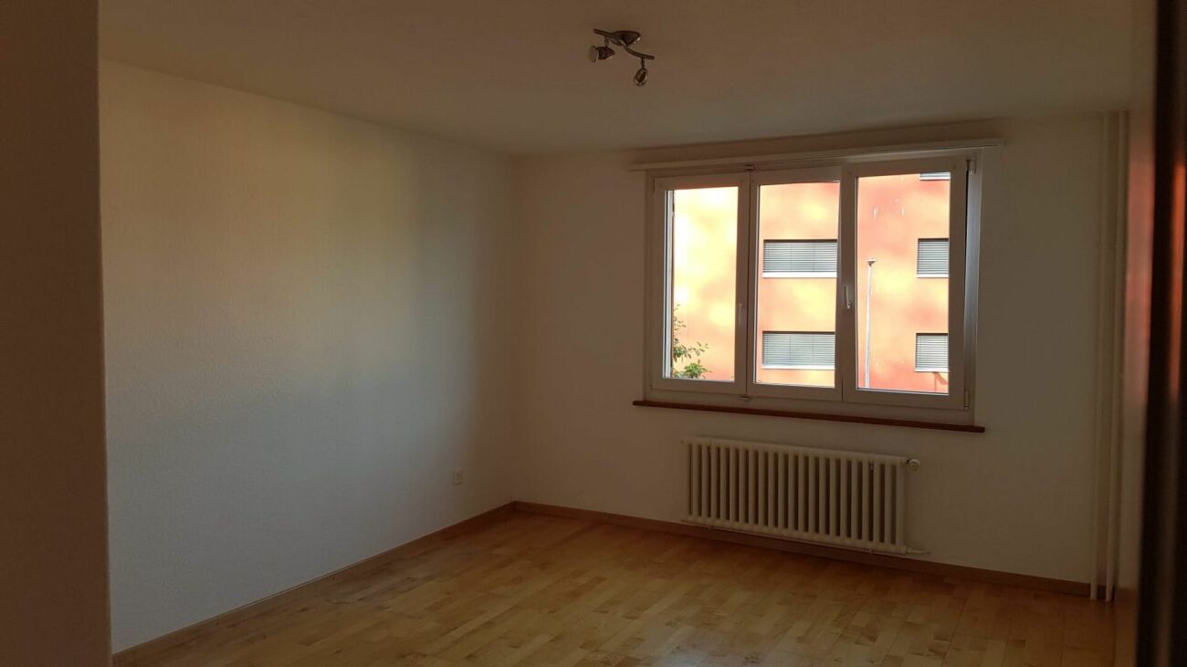 Leeres Zimmer mit Fenster und Heizkörper