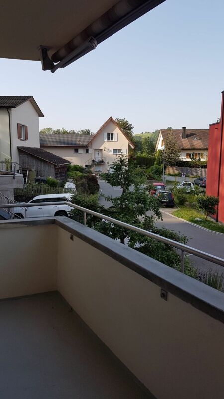 Balkon mit Blick auf Wohnstraße