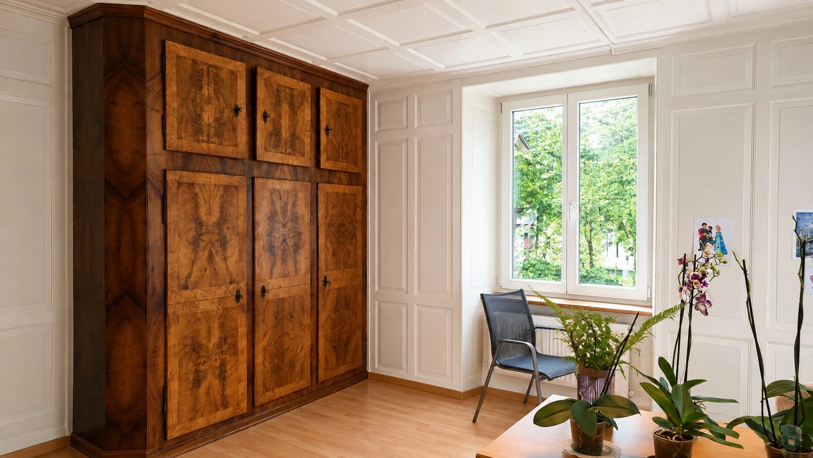 Helles Zimmer mit großem Wandschrank und Fenster