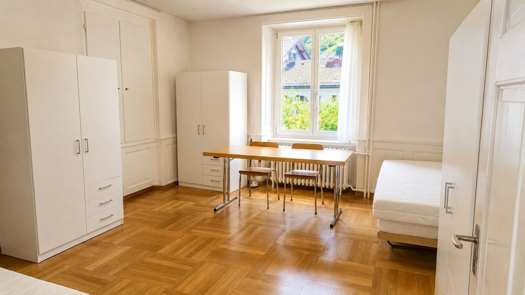 Helles Schlafzimmer mit schlichter Möblierung