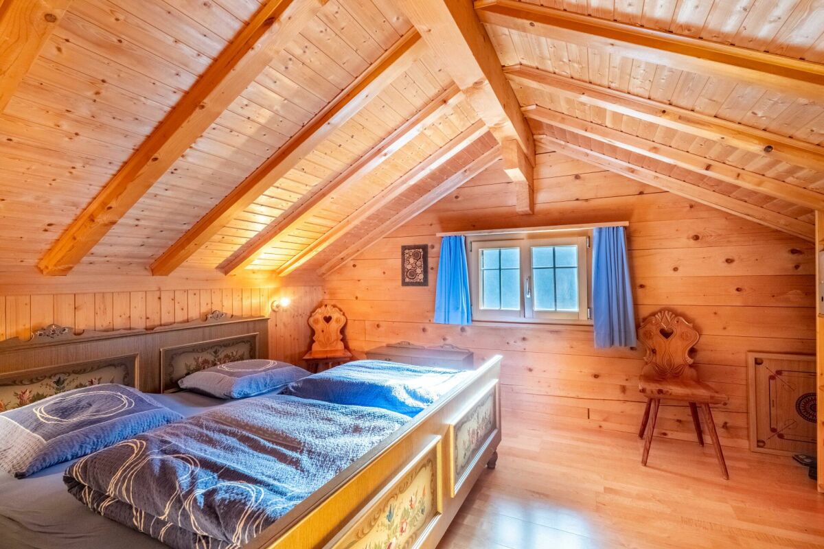 Gemütliches Dachgeschoss-Schlafzimmer aus Holz
