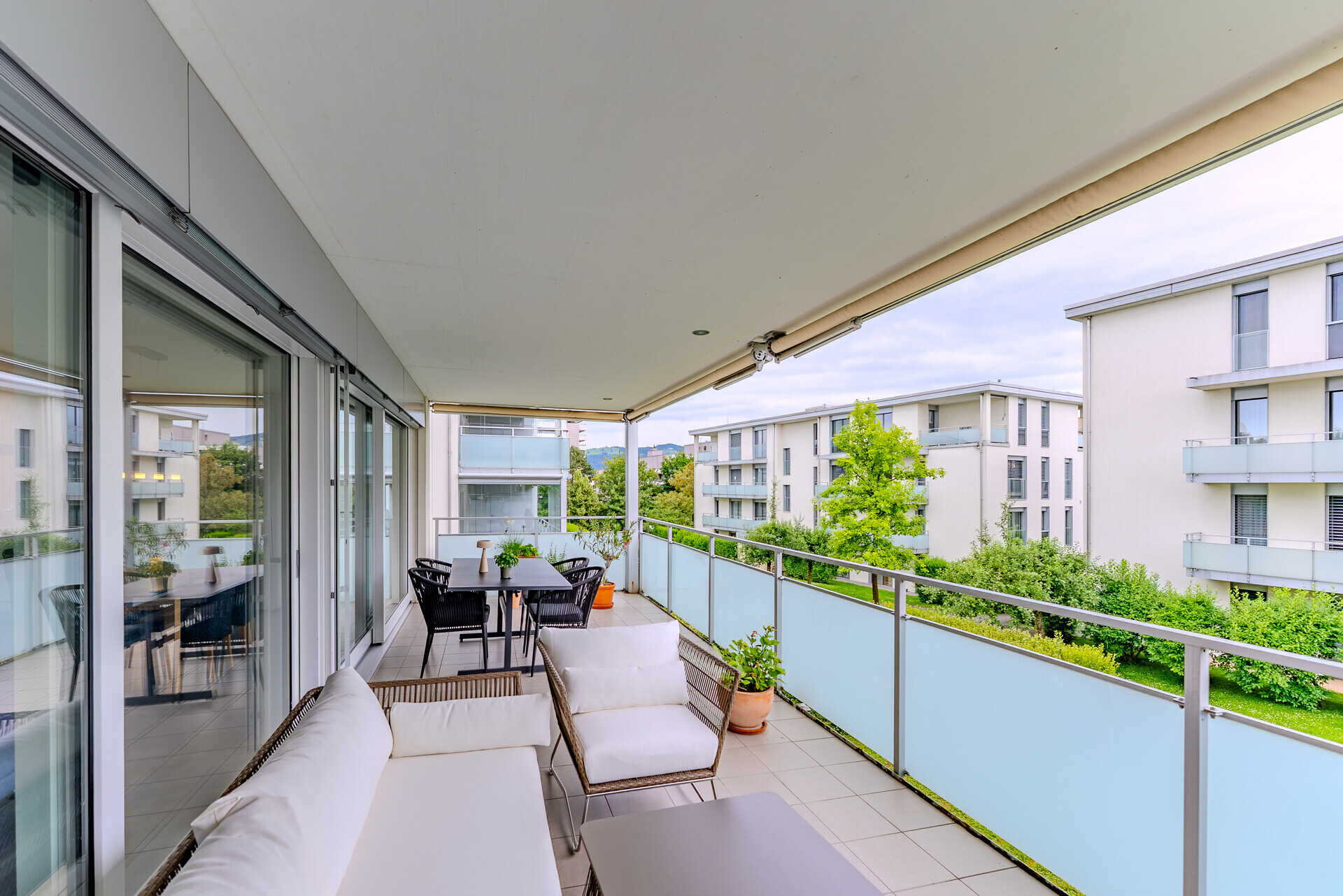 Großzügiger Balkon mit Sitzgruppe