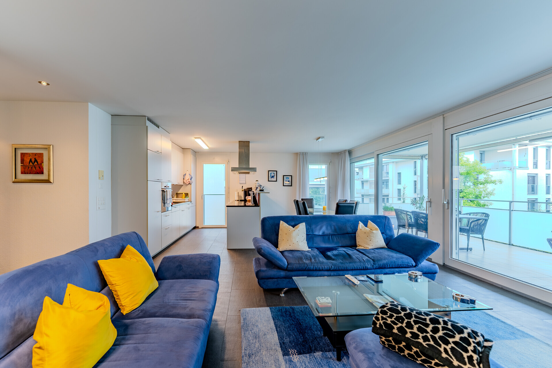 Offener Wohn- und Essbereich mit Balkon
