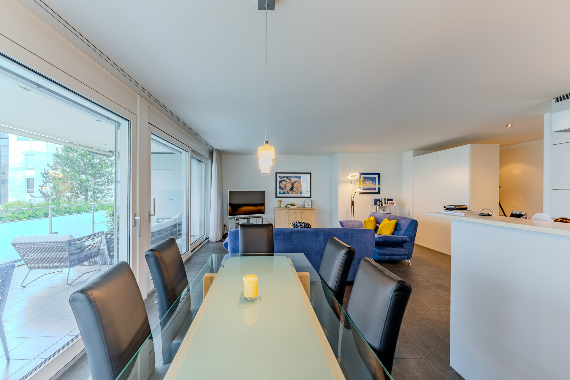 Offener Wohn- und Essbereich mit Balkon