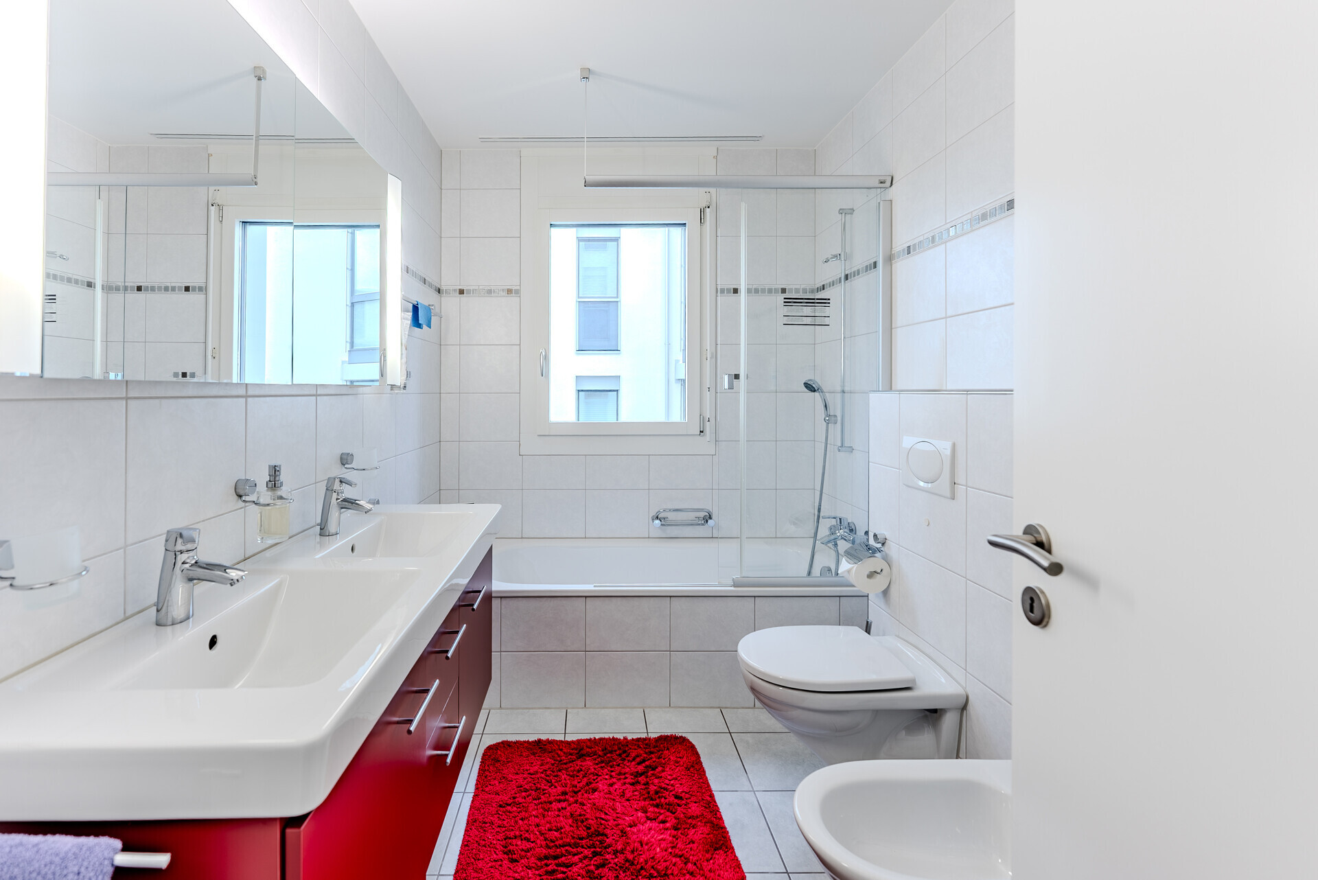 Modernes Badezimmer mit Doppelwaschtisch und Badewanne