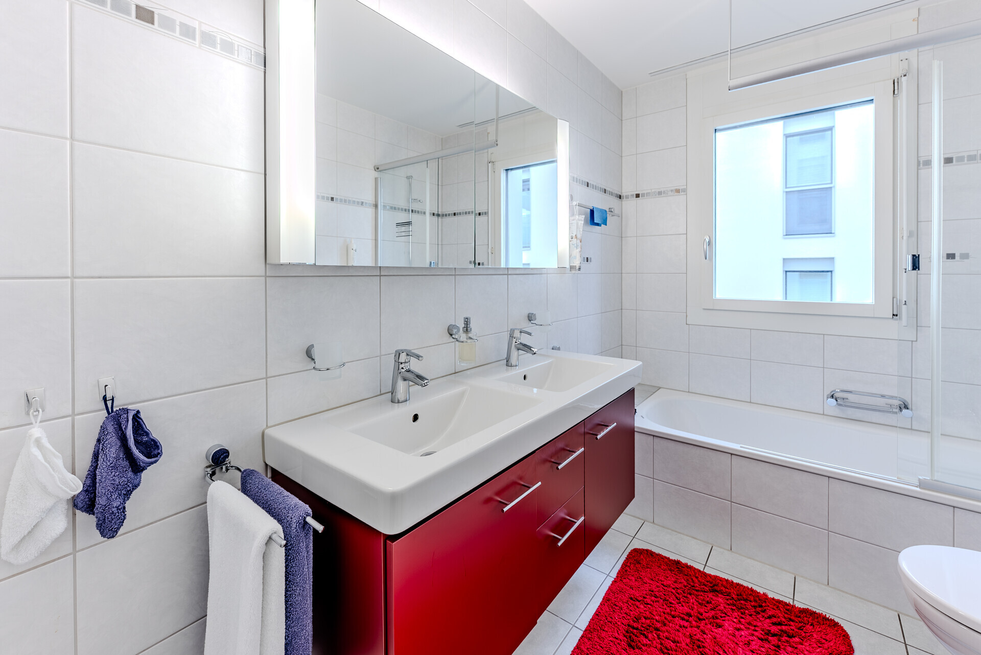 Modernes Badezimmer mit Doppelwaschtisch und Badewanne