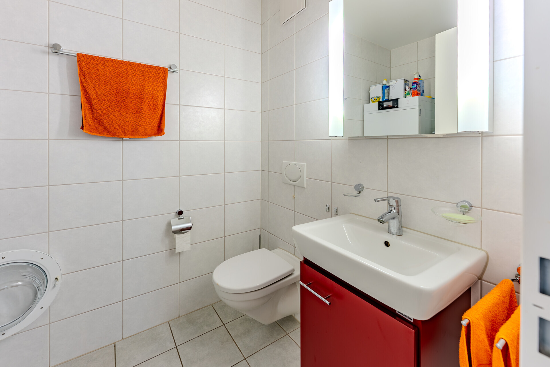 Kleines, helles Badezimmer mit WC und Waschbecken