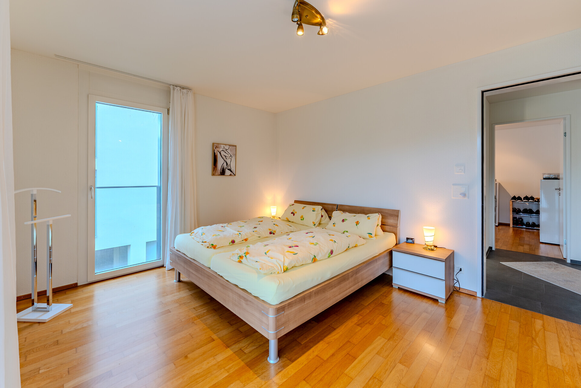Helles Schlafzimmer mit Holzboden