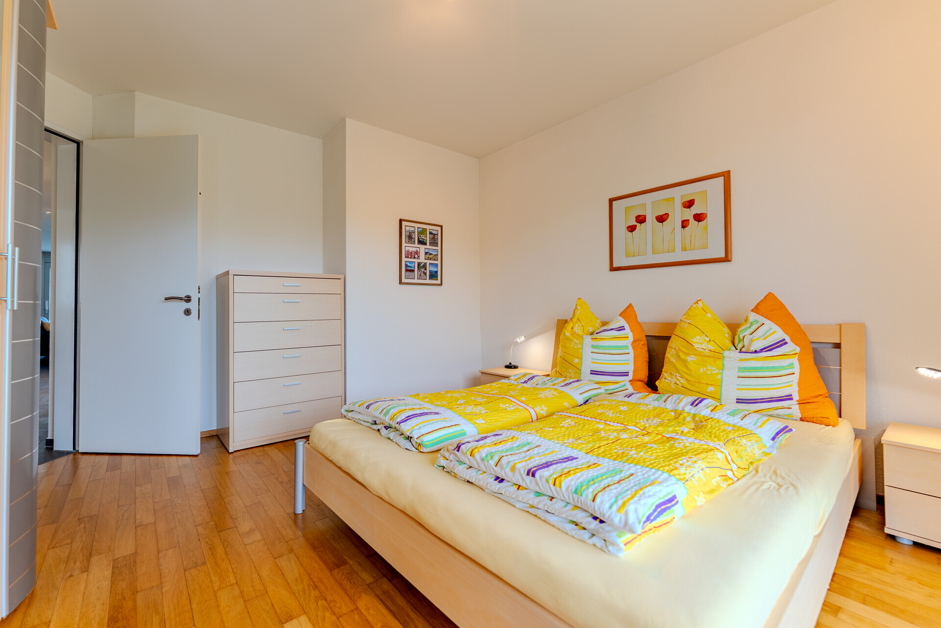 Helles Schlafzimmer mit Doppelbett