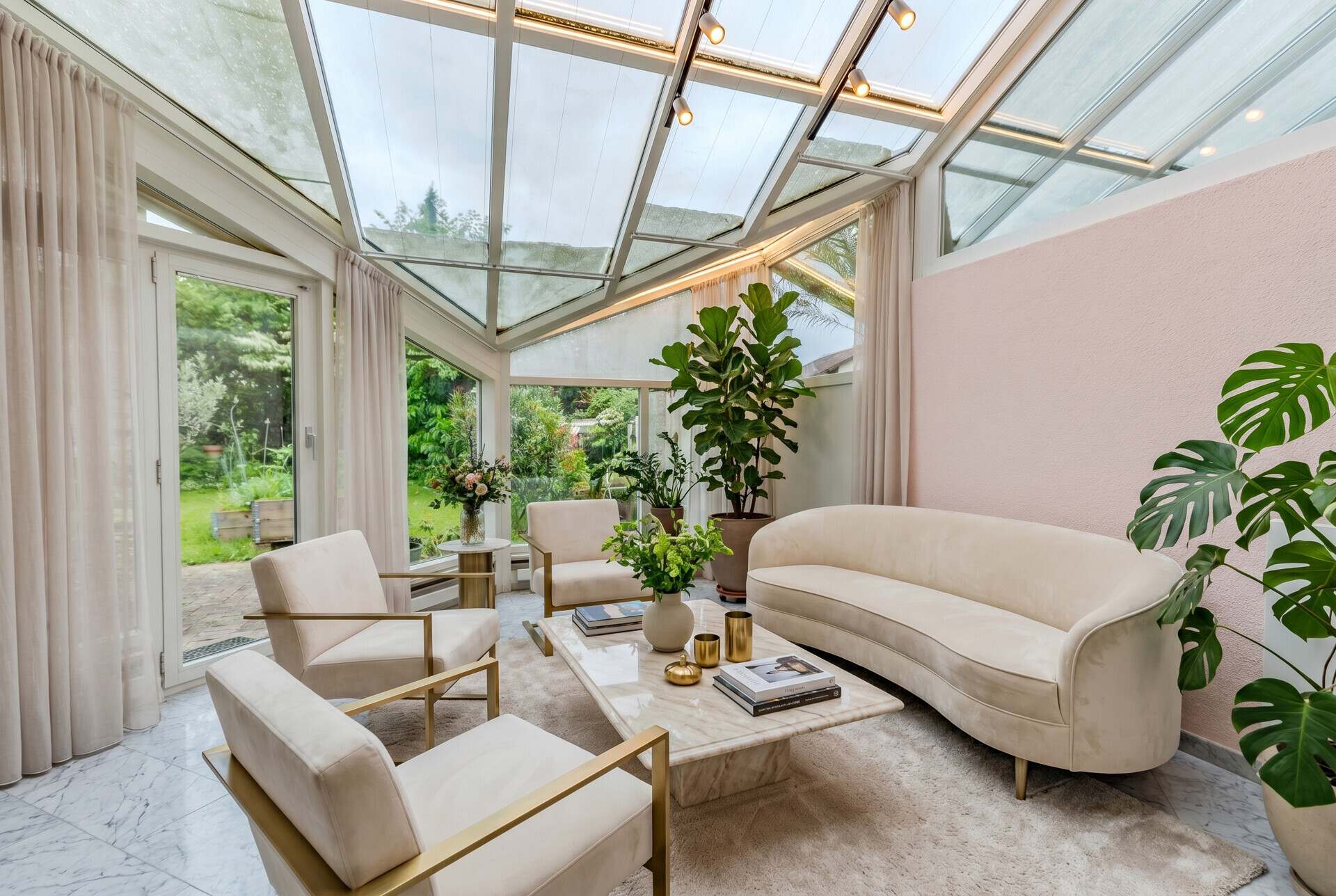Heller Wintergarten mit Lounge-Möbeln