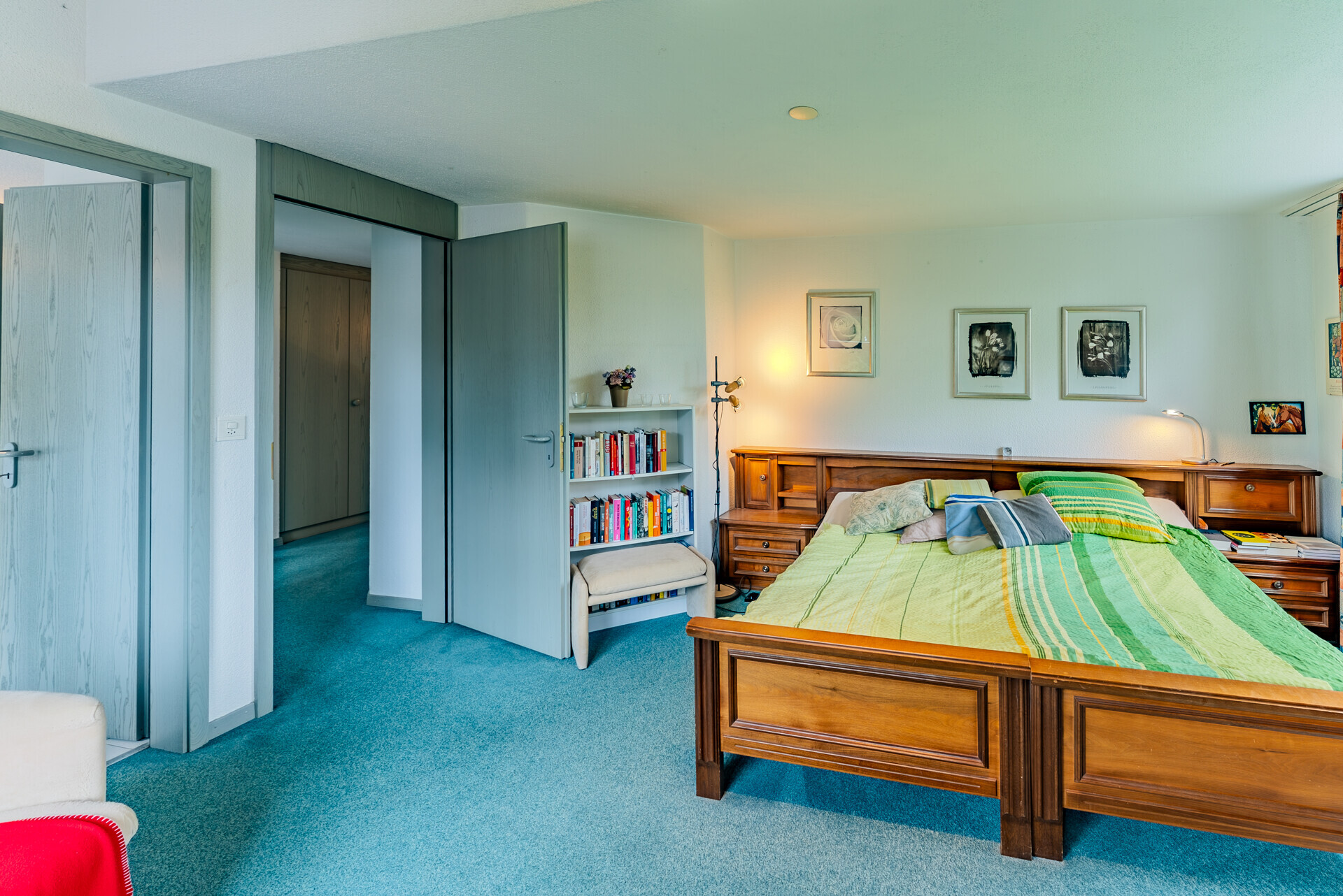 Schlafzimmer mit Holzbett und Teppichboden