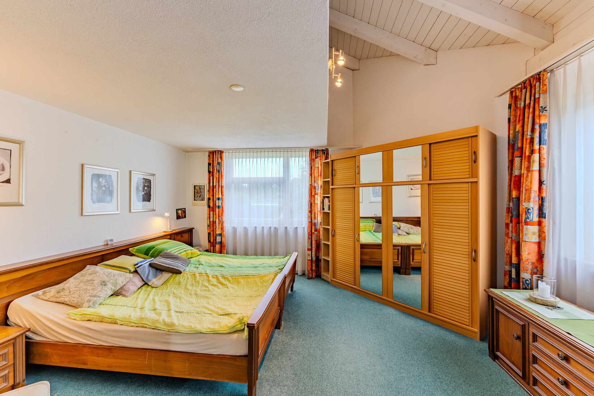 Helles Schlafzimmer mit Holzmöbeln