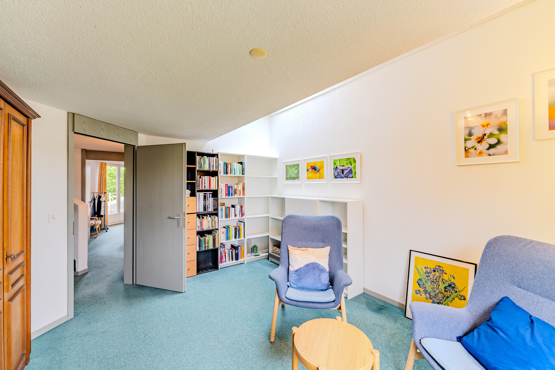 Helles Arbeitszimmer mit Sitzbereich