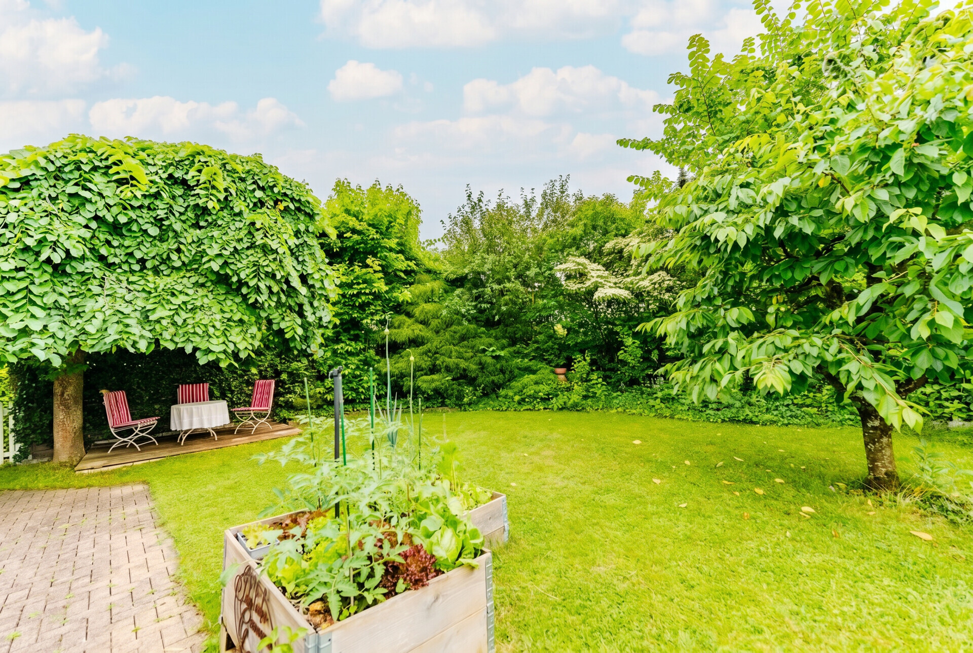 Großer grüner Garten mit Sitzplatz