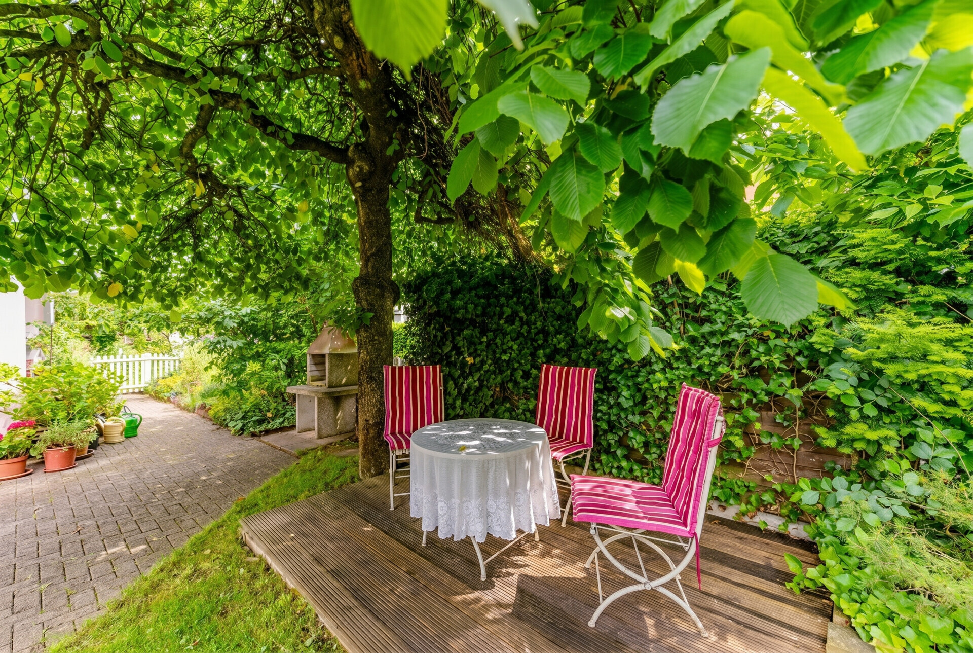 Grüner Garten mit Sitzplatz