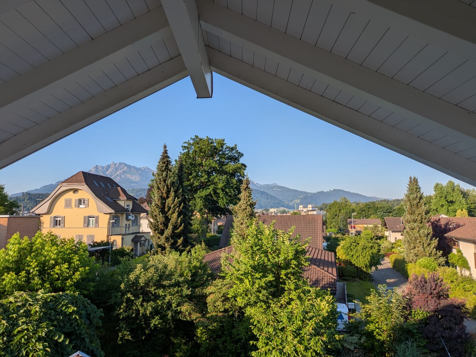 Bergblick von einer Terrasse oder einem Balkon