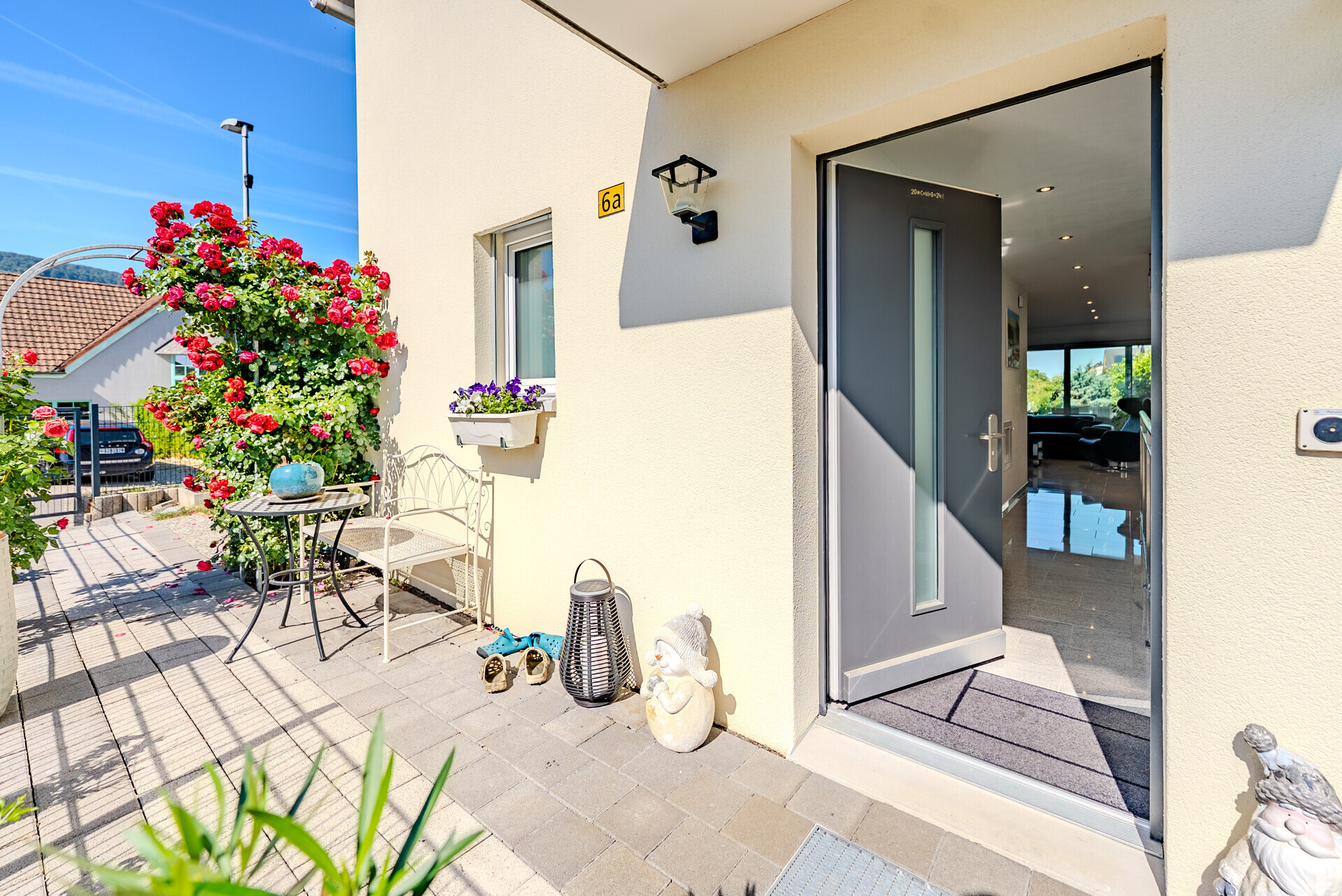 Hauseingang mit kleiner Terrasse