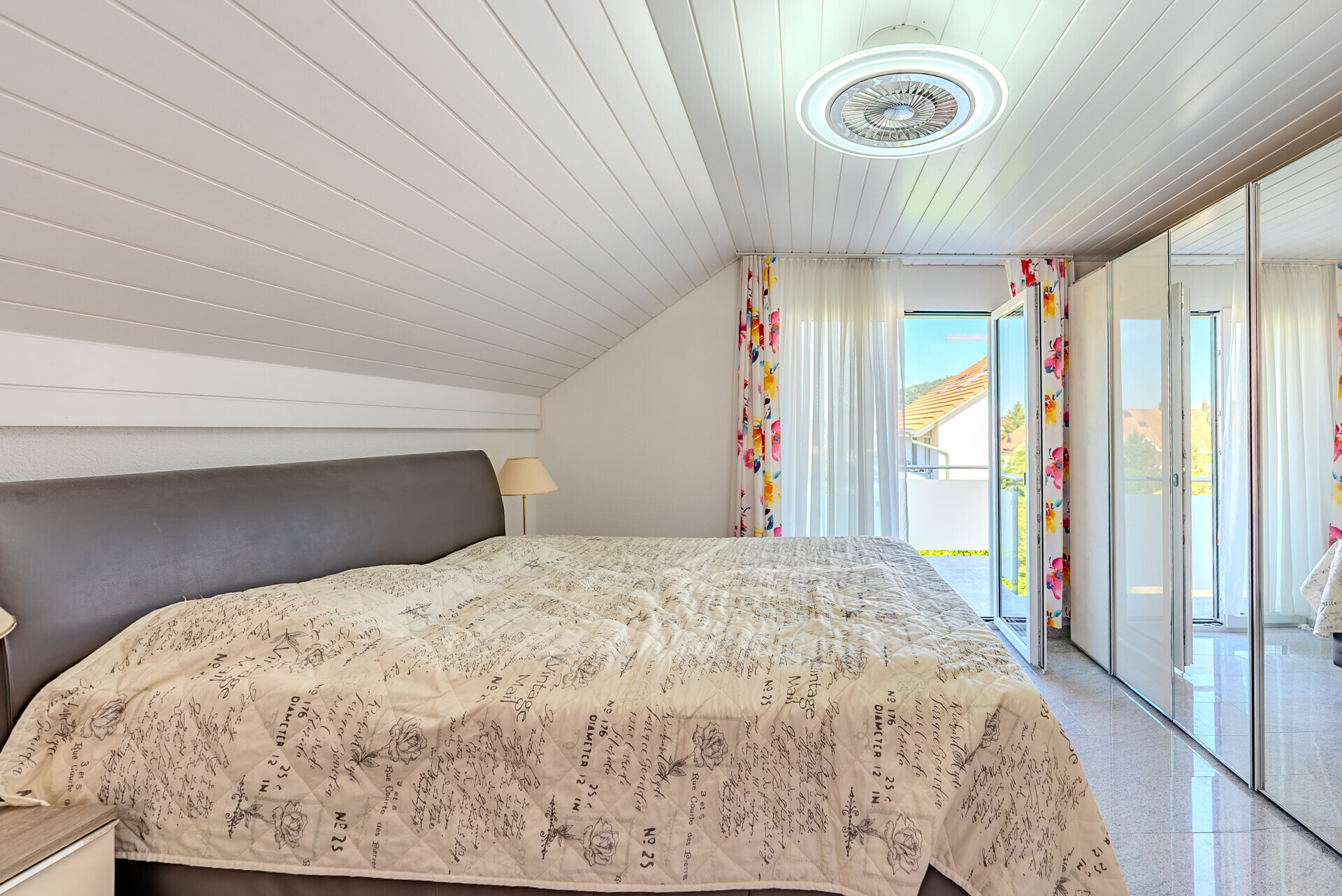 Helles Schlafzimmer mit Balkonzugang