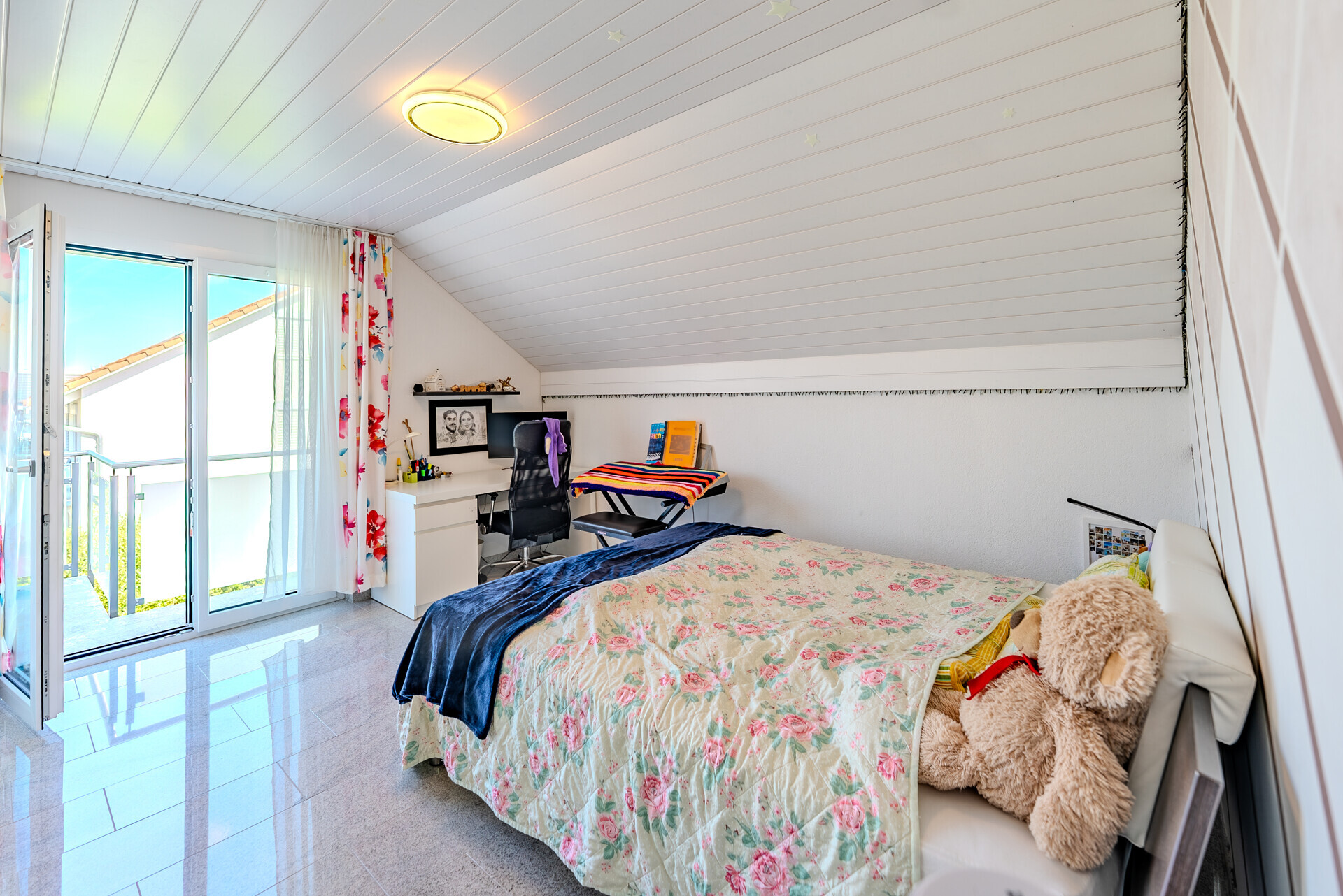 Helles Dachgeschoss-Schlafzimmer mit Balkon