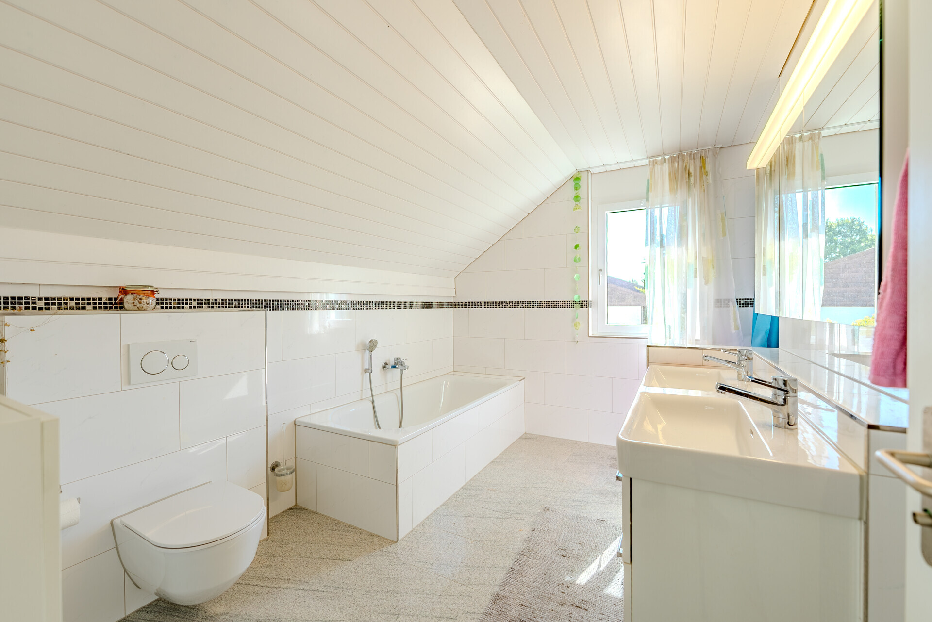 Helles Badezimmer mit Dachschräge