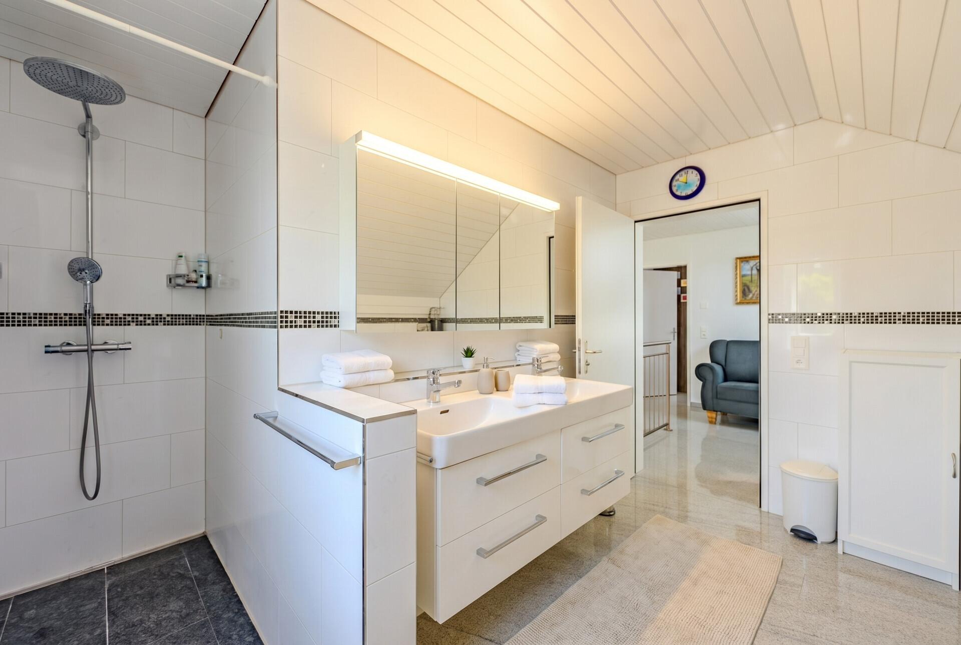 Helles Badezimmer mit offener Dusche und Doppelwaschtisch