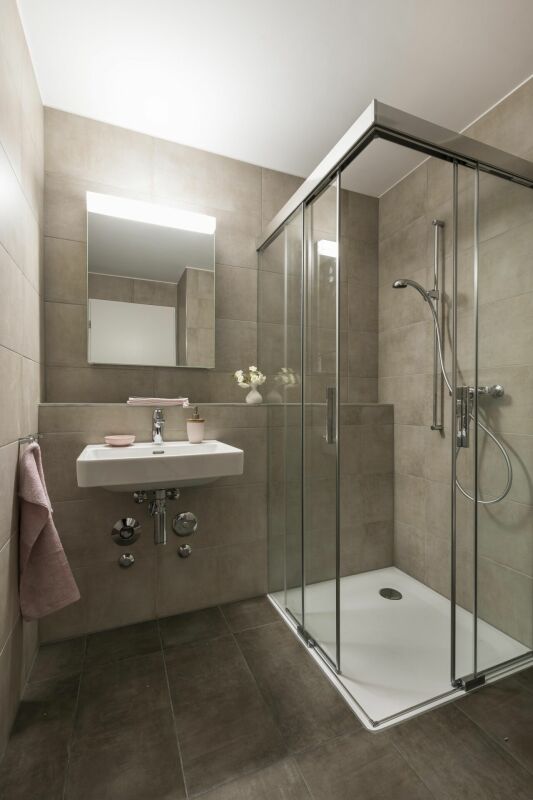 Modernes Badezimmer mit Walk-in-Dusche