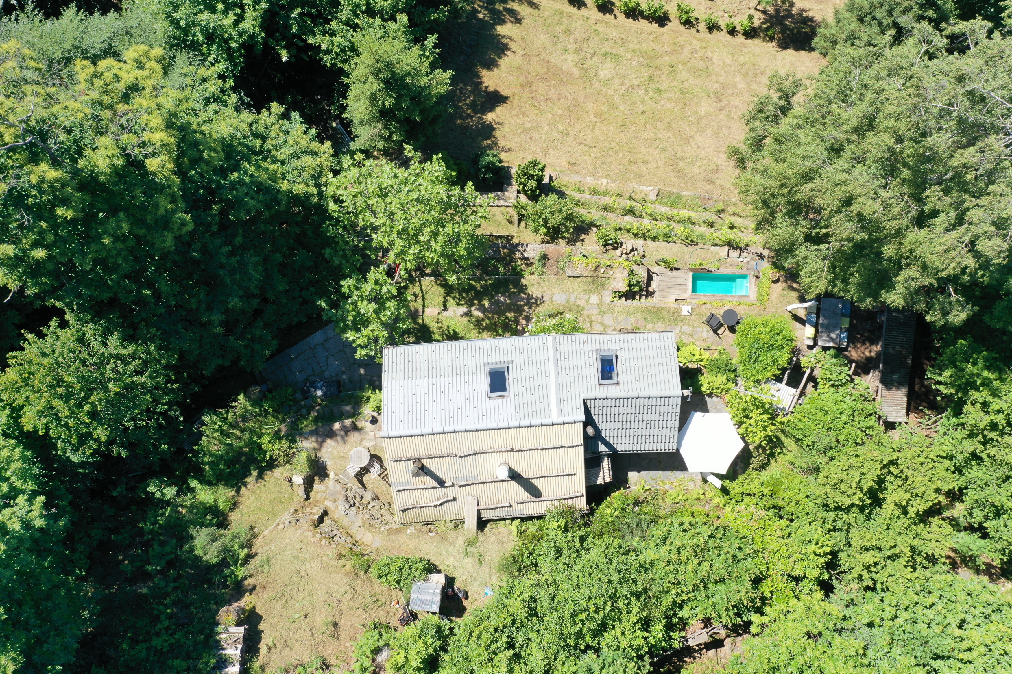 Luftaufnahme eines Hauses mit Garten und Pool