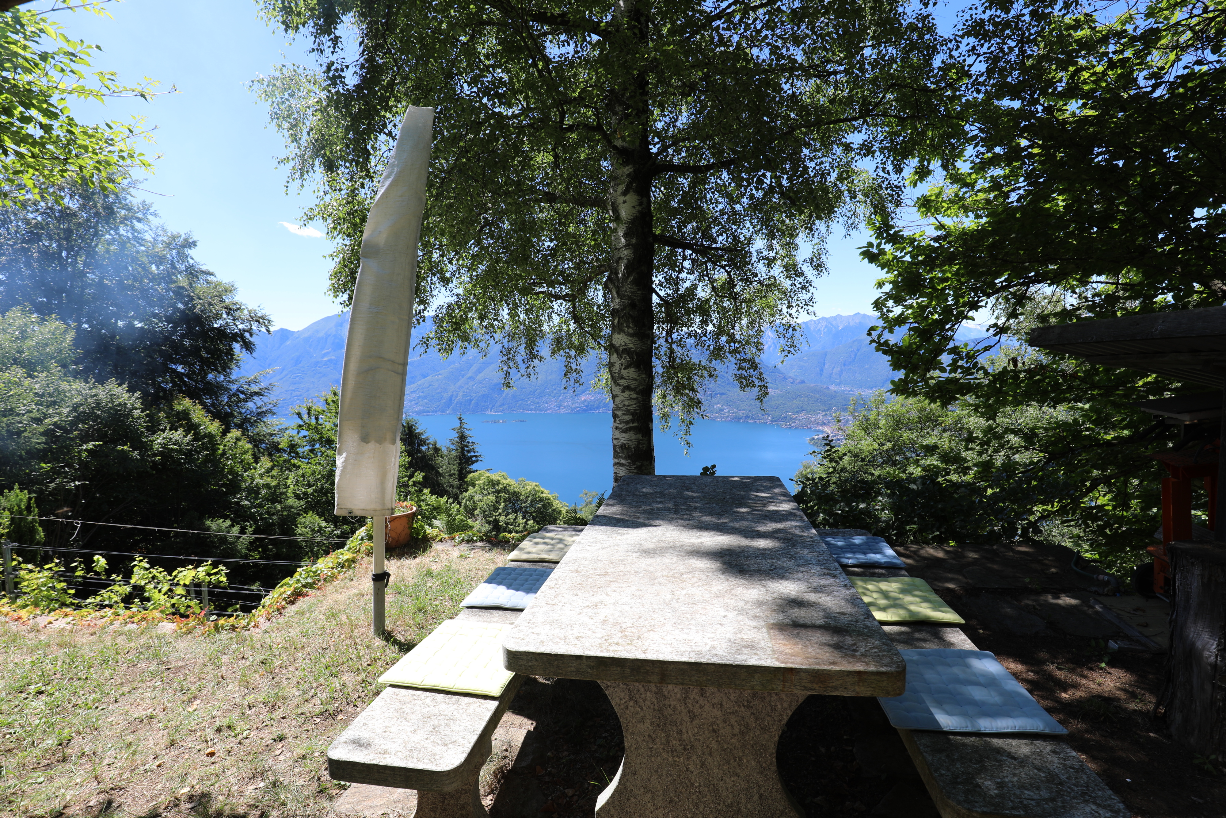 Blick auf eine Seeterrasse mit Bergpanorama