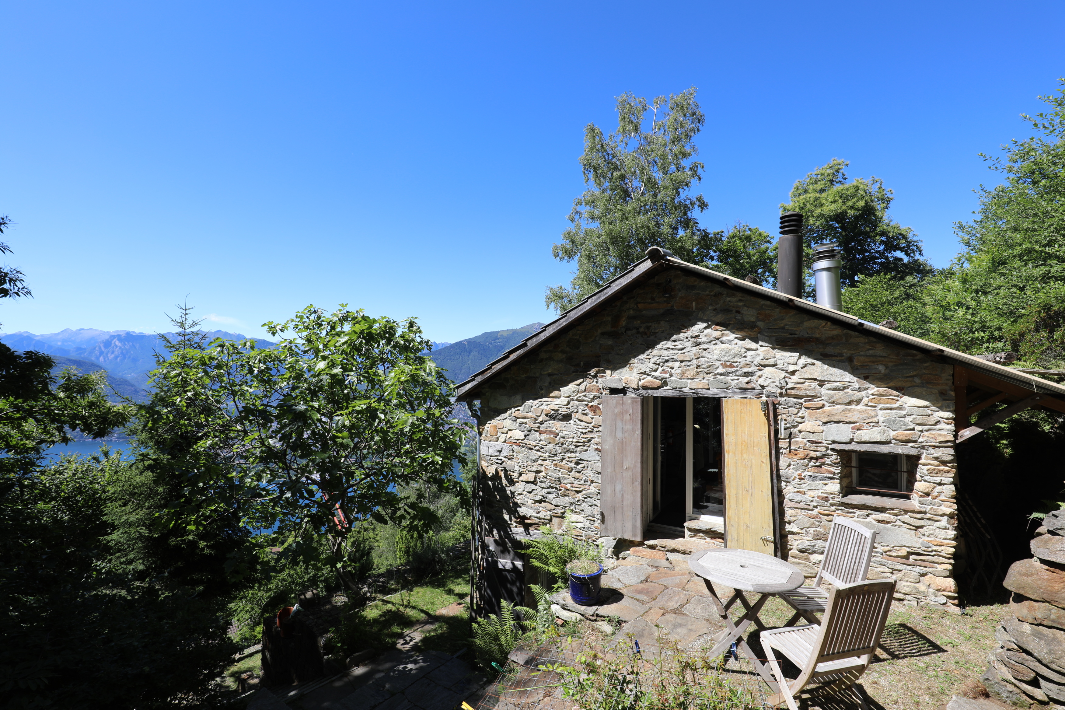 Steinhaus mit Bergblick und Terrasse