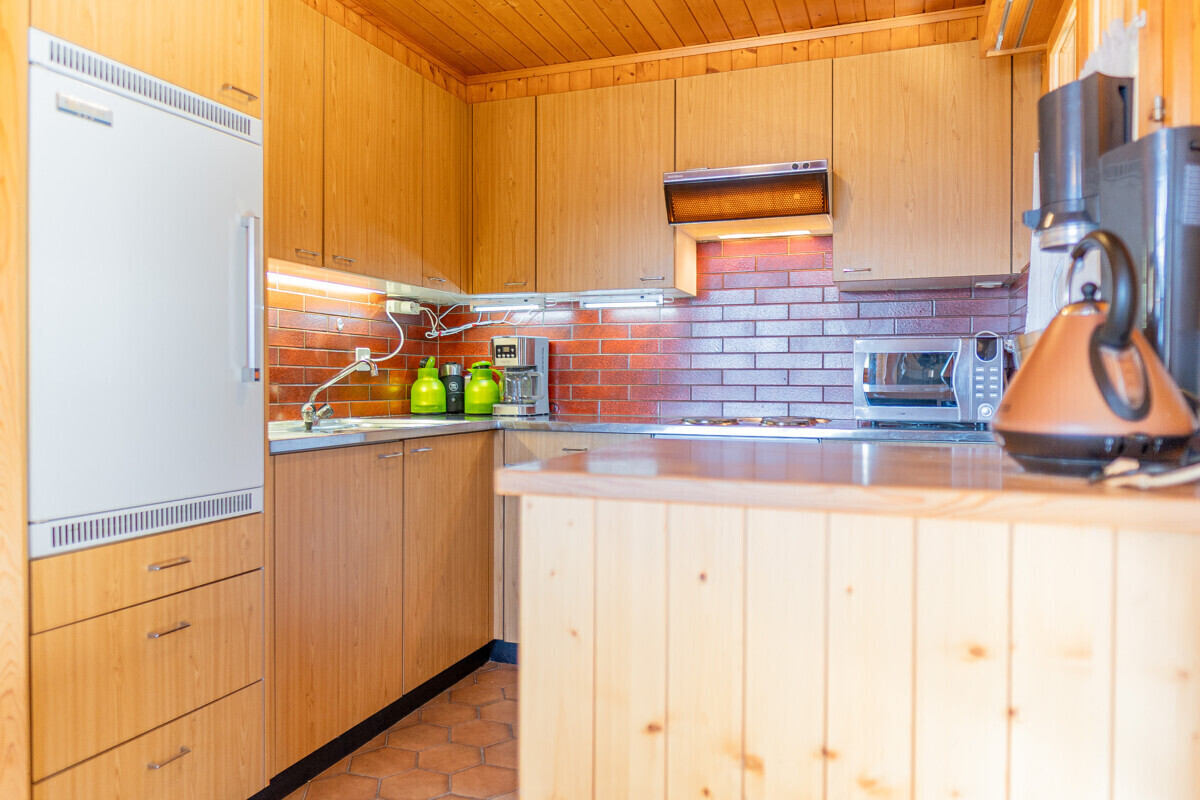 Kompakte Holzküche mit Theke