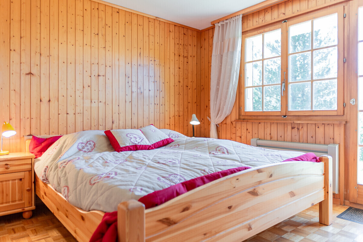 Gemütliches Holz-Schlafzimmer mit Doppelbett