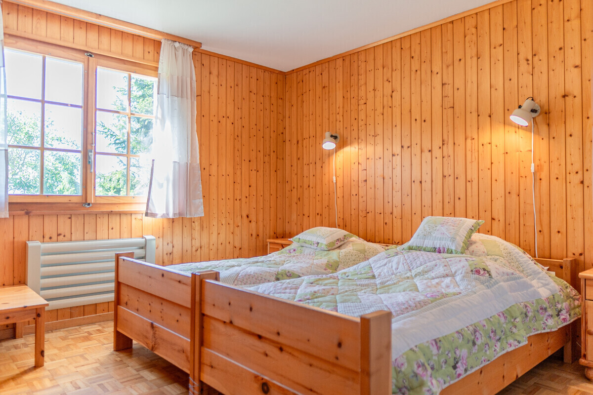 Gemütliches Holz-Schlafzimmer mit Doppelbett