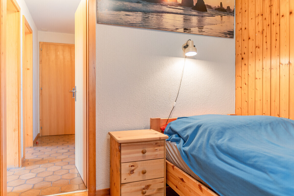 Holzvertäfeltes Schlafzimmer mit Flur