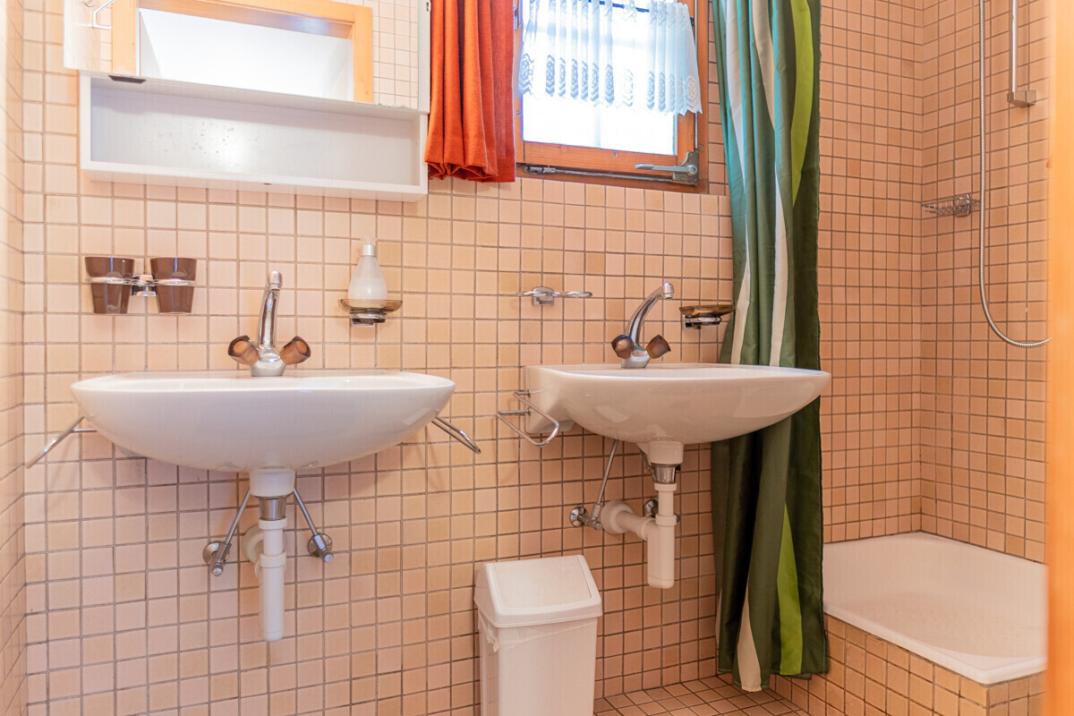 Badezimmer mit Doppelwaschtisch und Dusche
