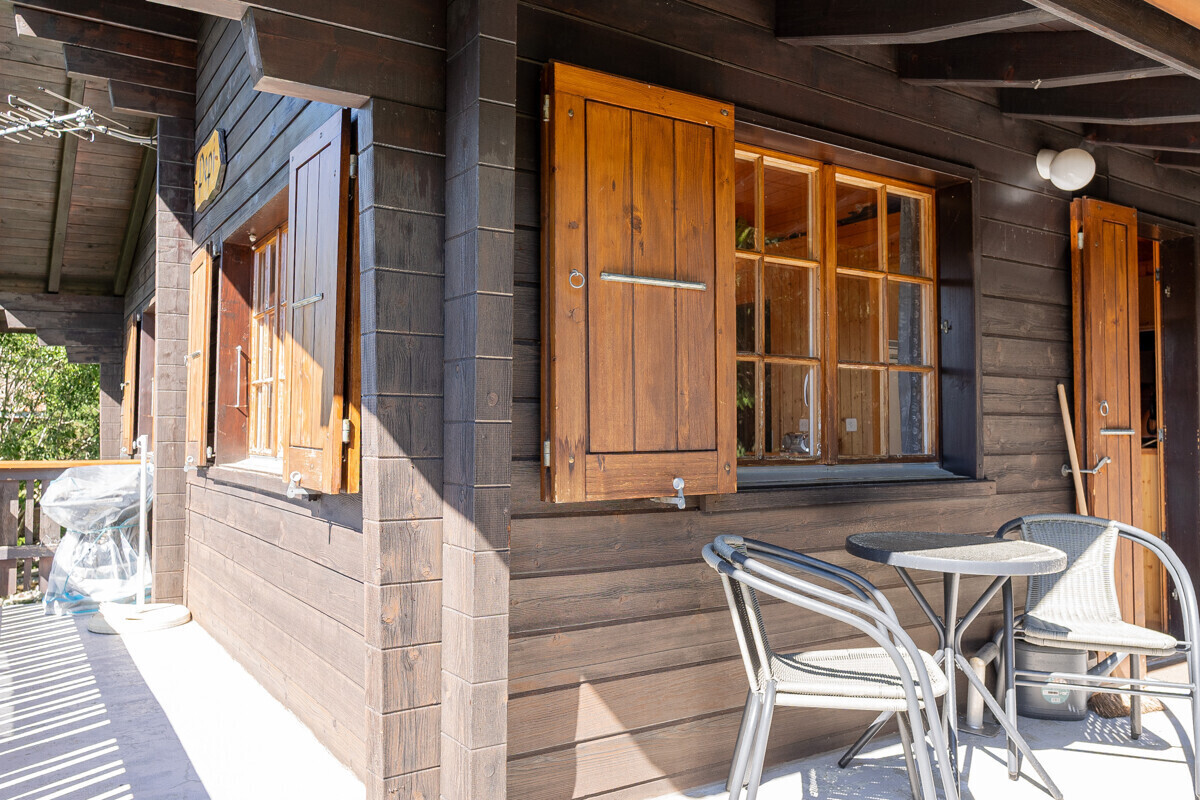 Holzbalkon mit Sitzgruppe