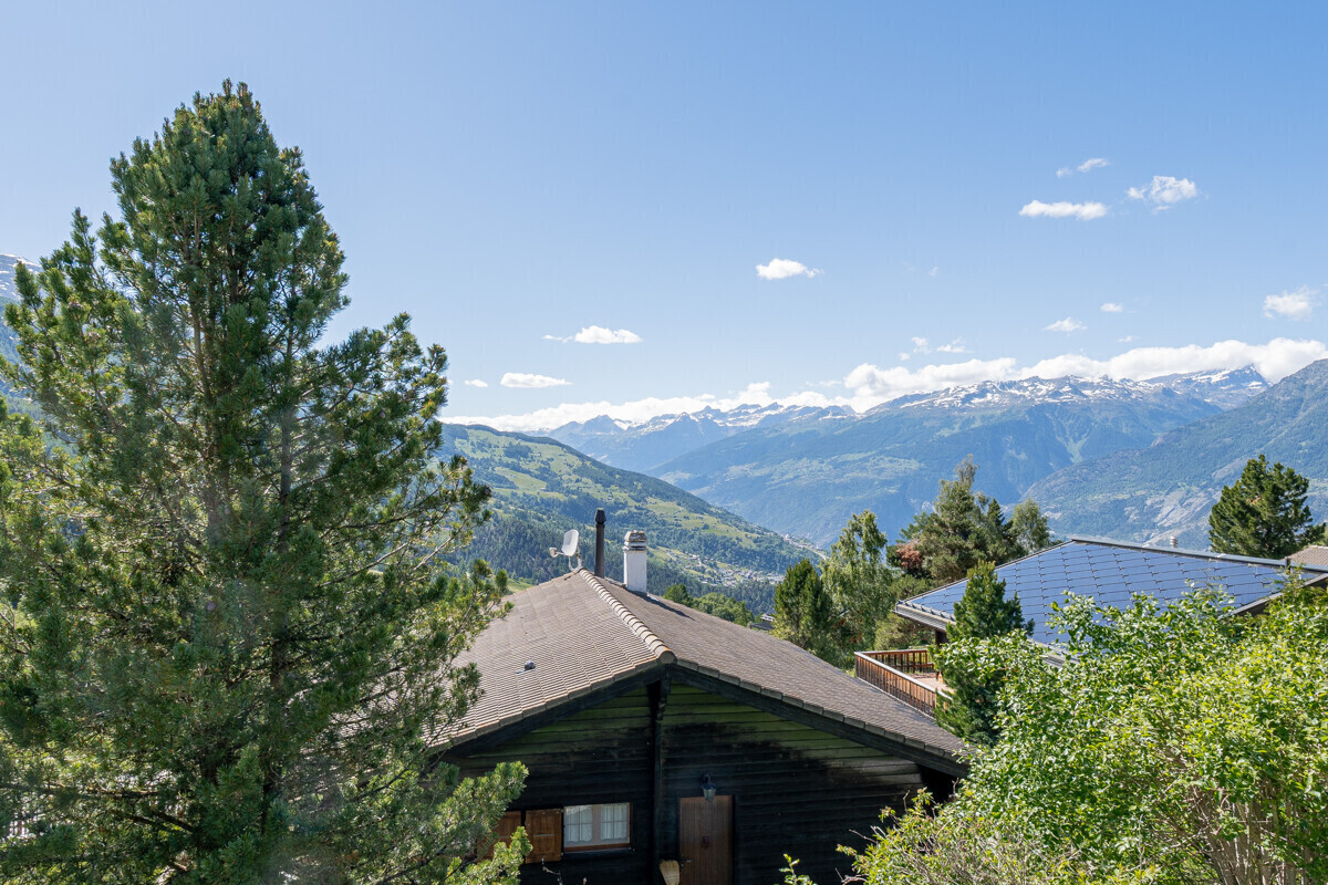Alpines Holzhaus mit Bergblick