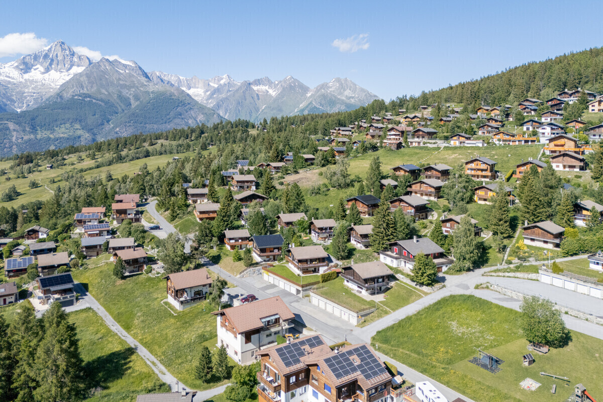 Alpine Hügelsiedlung mit Chalet-Häusern