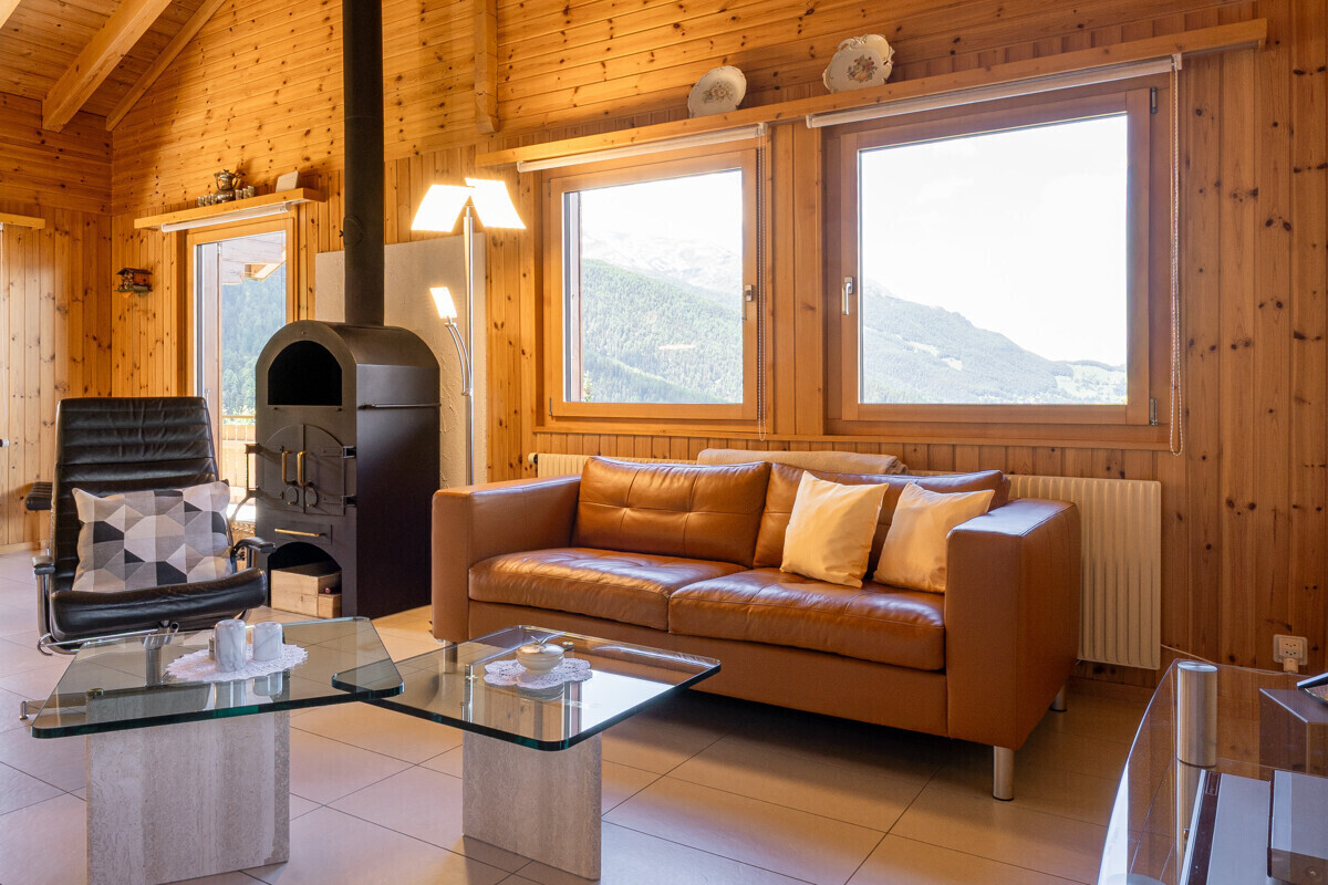 Gemütliches Chalet-Wohnzimmer mit Bergblick