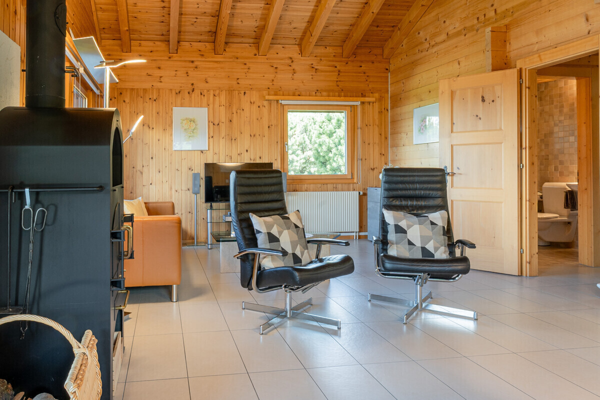 Gemütlicher Holzraum mit Sitzbereich und Ofen