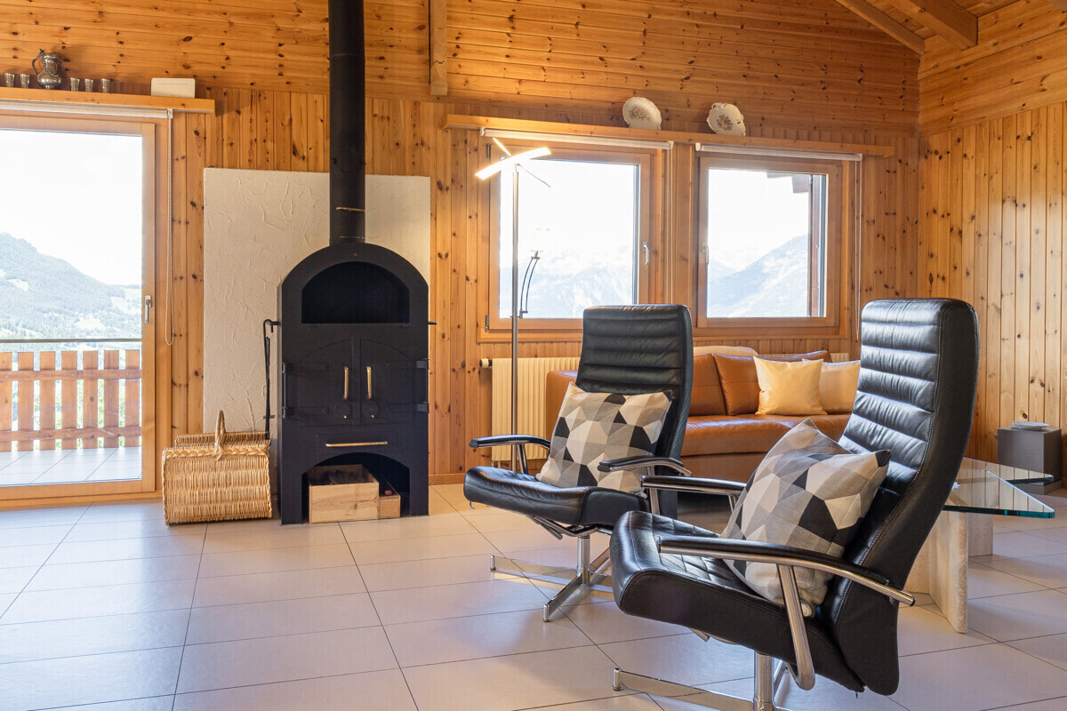 Gemütlicher Wohnraum mit Kamin und Bergblick